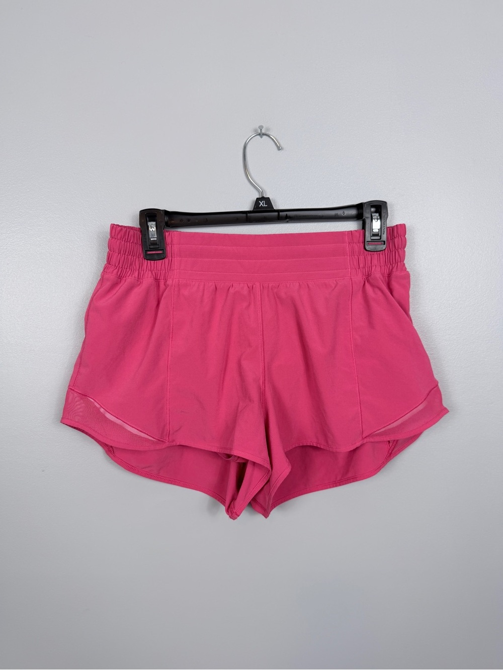 Lululemon pink lip gloss hotty hot HR 2.5” shorts size 8